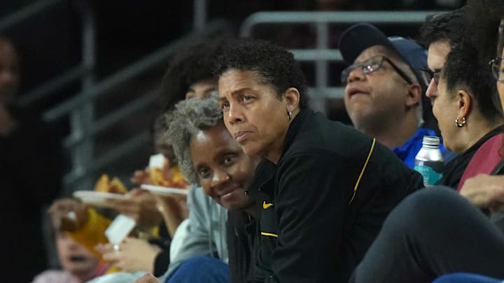 Feb 19, 2025; Los Angeles, California, USA; Cheryl Miller watches during the game between the Michigan State Spartans and the Southern California Trojans at the Galen Center. Mandatory Credit: Kirby Lee-Imagn Images Feb 19, 2025; Los Angeles, California, USA; Cheryl Miller watches during the game between the Michigan State Spartans and the Southern California Trojans at the Galen Center. Mandatory Credit: Kirby Lee-Imagn Images
