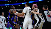 Jarred Vanderbilt and Jeremy Sochan had to be separated during the Lakers - Spurs game.
