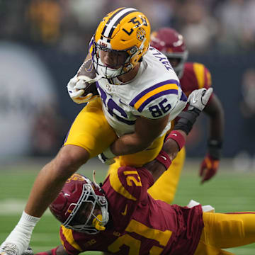 Sep 1, 2024; Paradise, Nevada, USA; LSU Tigers tight end Mason Taylor (86) carries the ball against Southern California Trojans linebacker Desman Stephens II (21) in the first half at Allegiant Stadium. Mandatory Credit: Kirby Lee-Imagn Images