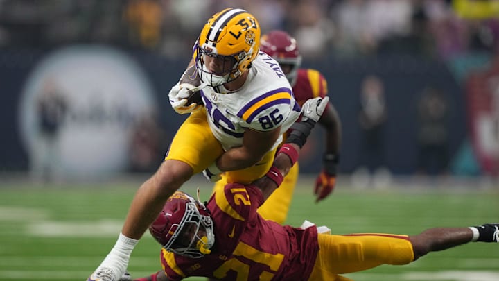 Sep 1, 2024; Paradise, Nevada, USA; LSU Tigers tight end Mason Taylor (86) carries the ball against Southern California Trojans linebacker Desman Stephens II (21) in the first half at Allegiant Stadium. Mandatory Credit: Kirby Lee-Imagn Images