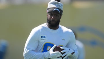 May 20, 2025; El Segundo, CA, USA; Los Angeles Chargers receiver Mike Williams (81) controls the ball during offseason workouts at The Bolt. Mandatory Credit: Kirby Lee-Imagn Images