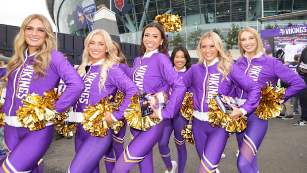 Vikings cheerleader