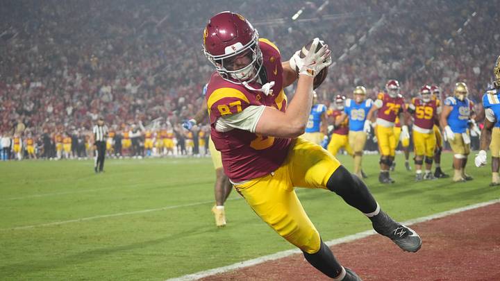 Nov 29, 2025; Los Angeles, California, USA; Southern California Trojans tight end Lake McRee (87) catches a 2-yard touchdown pass against the UCLA Bruins in the second half at United Airlines Field at Los Angeles Memorial Coliseum. Mandatory Credit: Kirby Lee-Imagn Images