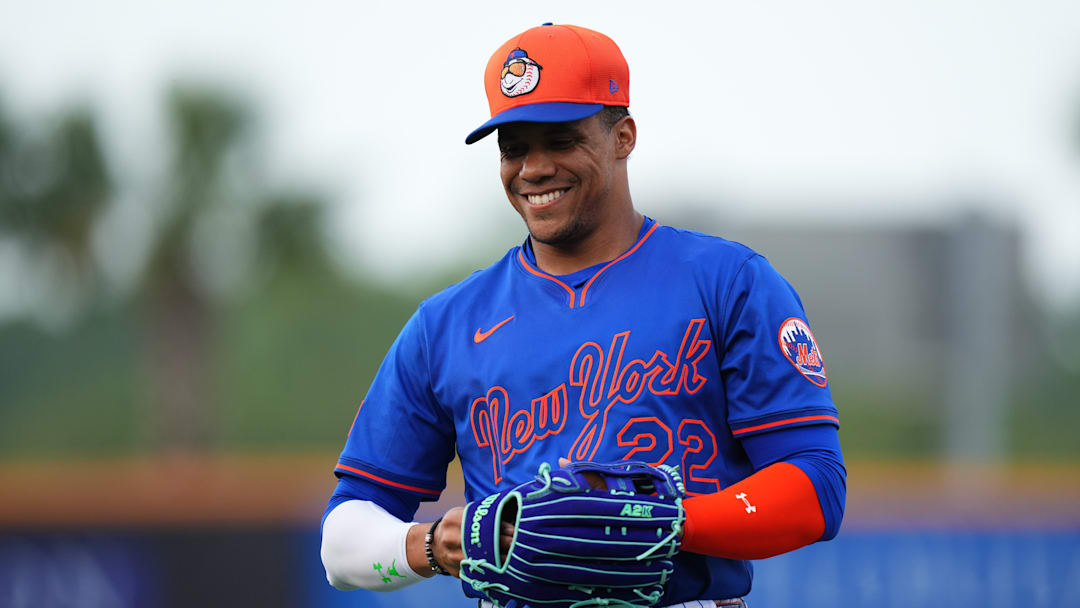 Juan Soto takes the field for the New York Mets in spring training in 2025.