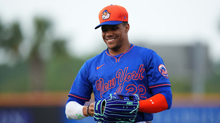 Juan Soto takes the field for the New York Mets in spring training in 2025.