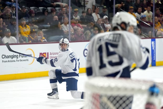 Hockey player shoots the puc