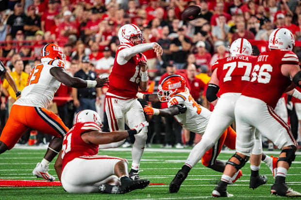 Nebraska Cornhuskers quarterback Dylan Raiola (15) passes against Illinois Fighting Illini linebacker Jojo Hayden