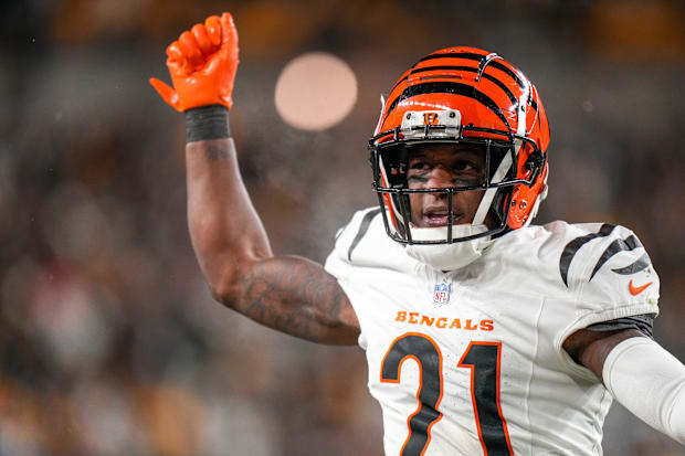 Cincinnati Bengals CB Mike Hilton celebrates a stop in the fourth quarter of the NFL Week 18 game against the Steelers.