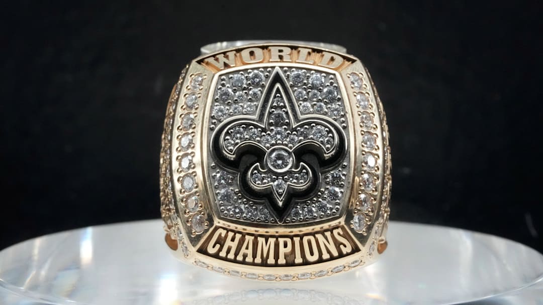  Super Bowl 44 ring to commemorate the New Orleans Saints 31-17 victory over the Indianapolis Colts in Super Bowl XLIV. 