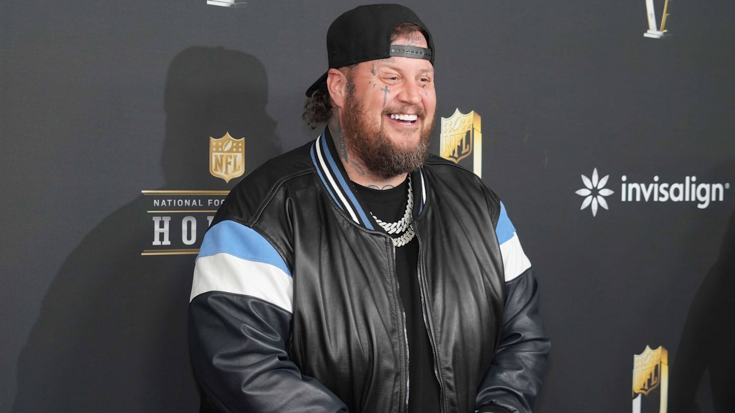 Jelly Roll Roasts Cowboys at Post Malone Concert