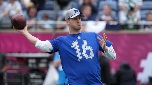 Detroit Lions quarterback Jared Goff (16) throws the ball during NFC Practice for the Pro Bowl Games  