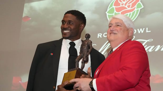 Dec 31, 2024; Pasadena, CA, USA; Southern California Trojans former running back Reggie Bush (left) poses with former Tournam