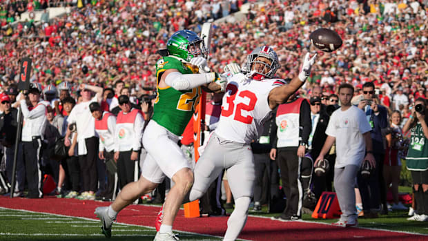 Ohio State Buckeyes running back TreVeyon Henderson tries to catch the ball against Oregon Ducks linebacker Bryce Boettcher