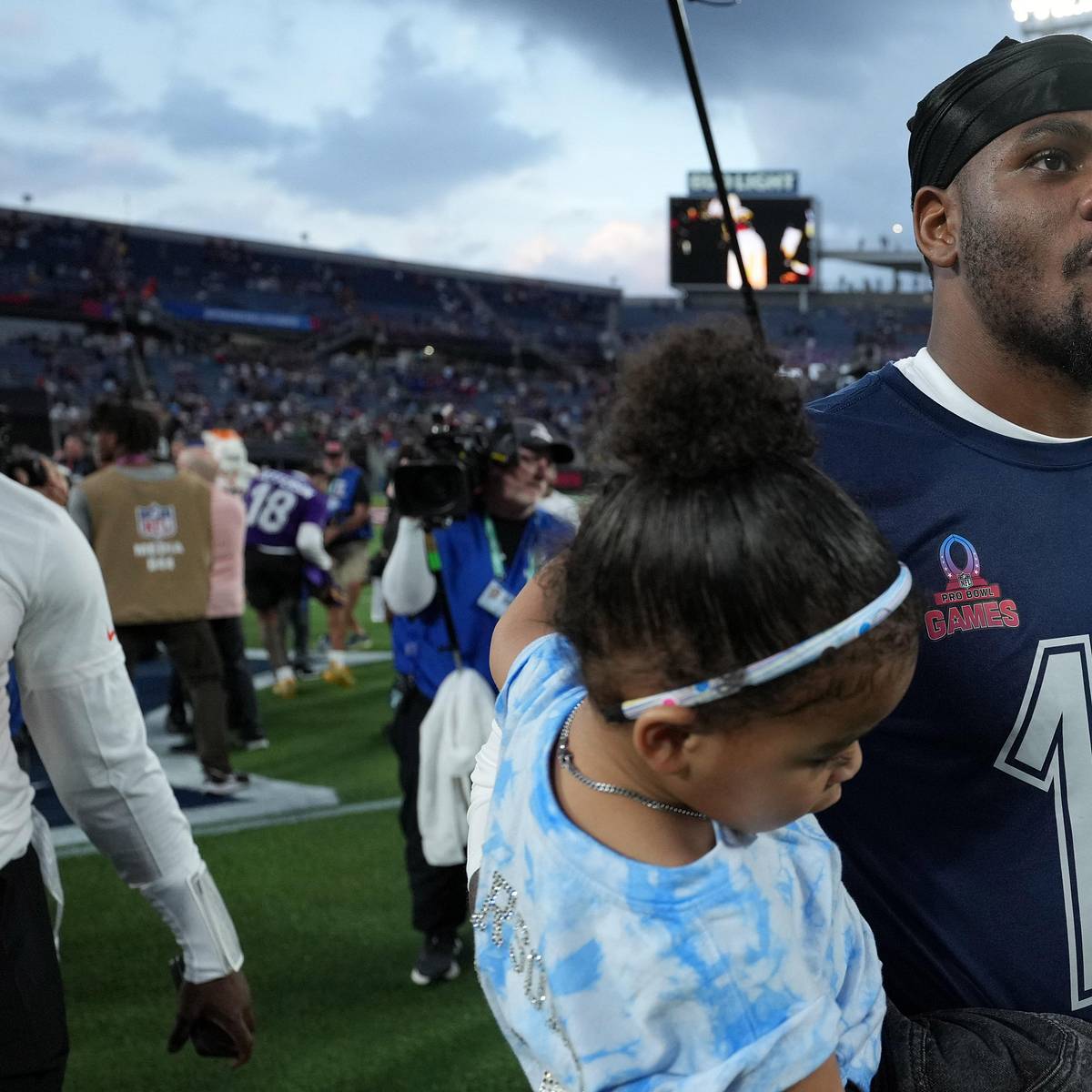 Cowboys Micah Parsons' brother defends him after Philadelphia Eagles fan takes shot