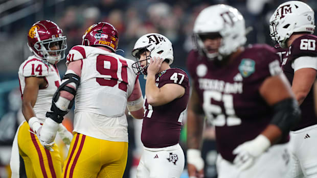 Texas A&M kicker frustrated after missing a field goal against USC in 2024 Las Vegas Bow