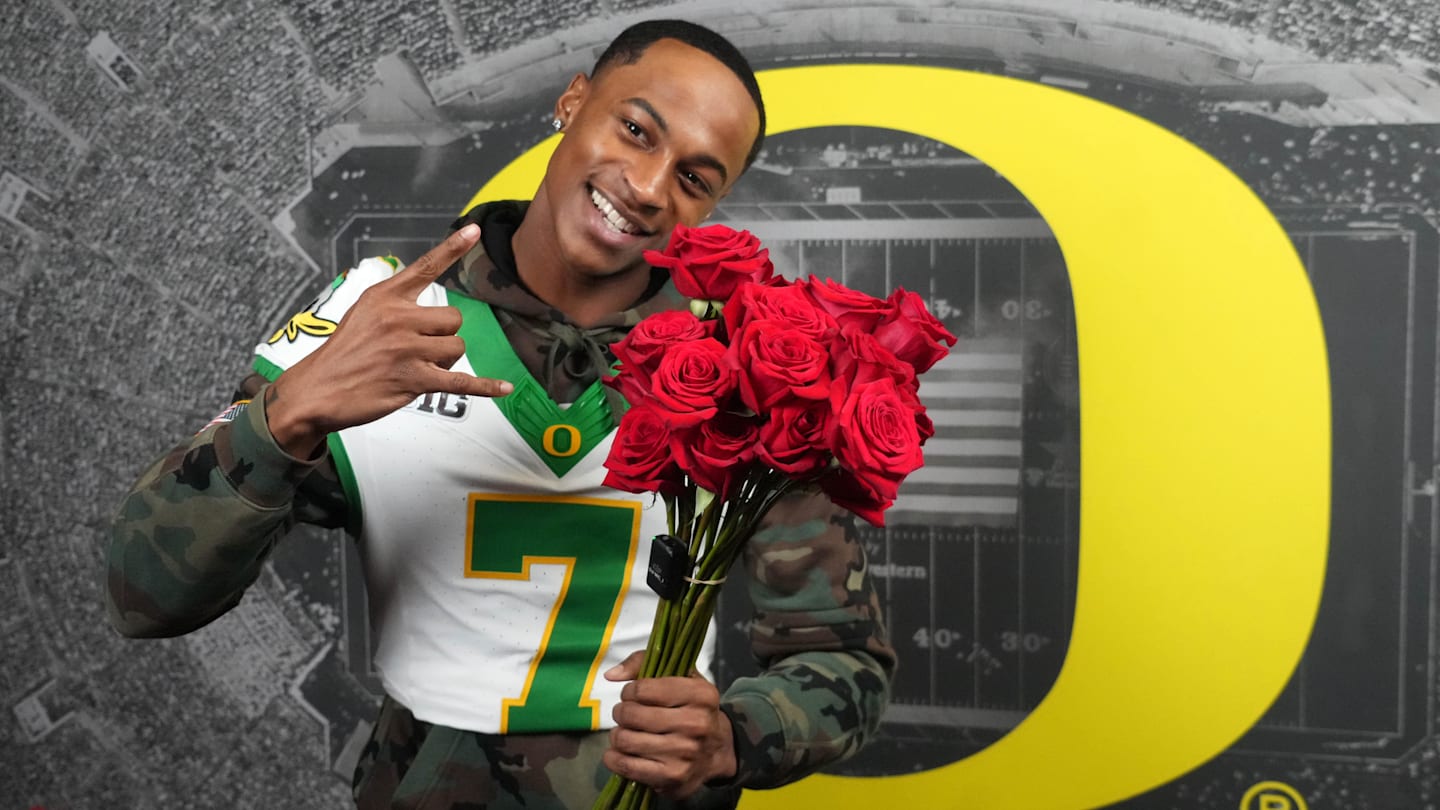 Oregon WR Evan Stewart Sustains Season-Ending Patellar Tendon Injury