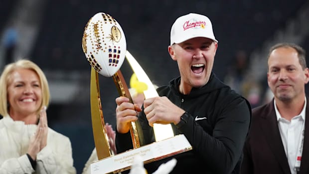 lincoln-riley-usc-holds-trophy