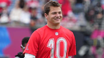 Feb 1, 2025; Orlando, FL, USA; New England Patriots quarterback Drake Maye (10) during AFC Practice for the Pro Bowl Games at Camping World Stadium. Mandatory Credit: Kirby Lee-Imagn Images