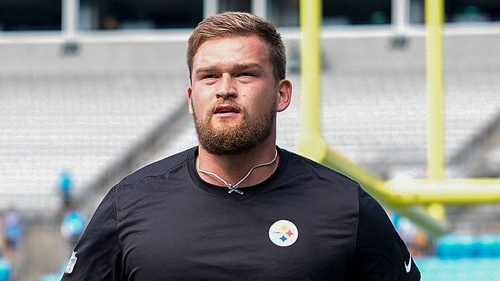 Pittsburgh Steelers defensive tackle Logan Lee