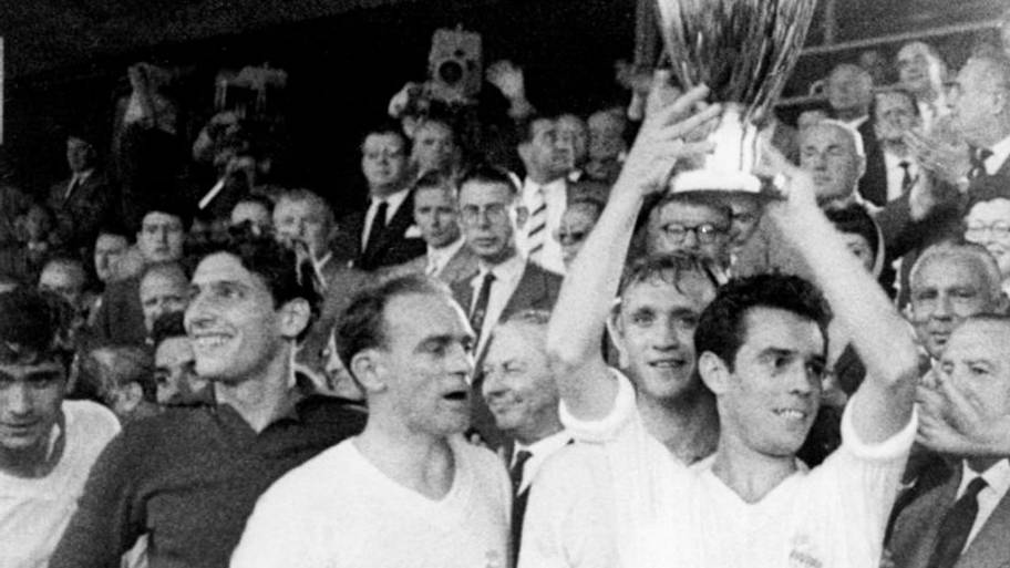 José Santamaría lifts the European Cup aloft
