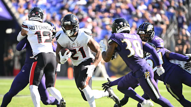 Oct 5, 2025; Baltimore, Maryland, USA; Houston Texans running back Nick Chubb (21) runs for a gain past Baltimore Ravens corn