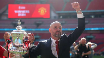 Manchester United mengambil keputusan untuk mempertahankan Erik ten Hag. Pelatih asal Belanda itu juga berpeluang memperpanjang kontraknya di Old Trafford.