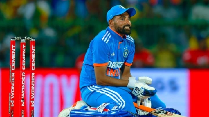 Mohammed Siraj looks on in despair after India's defeat against Sri Lanka in the 2nd ODI