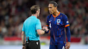 Virgil van Dijk im Gespräch mit Schiedsrichter Lukas Fähndrich
