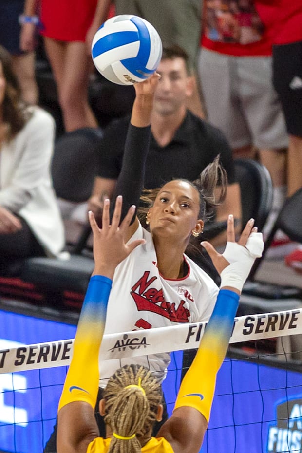 Harper Murray notches a kill against No. 3 Pitt at the AVCA First Serve Showcase.