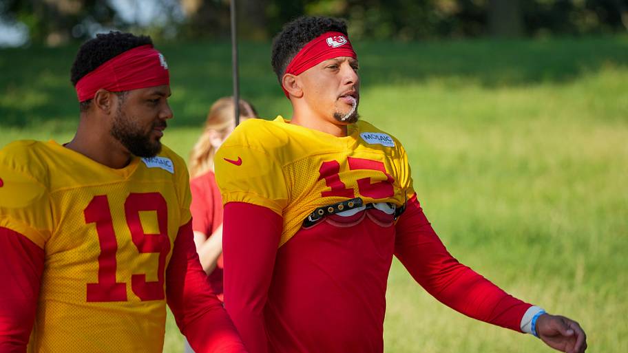 Chris Oladokun and Patrick Mahomes at training camp