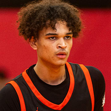 Coming off a superb sophomore season, Webster Groves combo guard Scottie Adkinson has committed to Mizzou. 