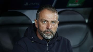 Hansi Flick et le FC Barcelone auraient coché le nom d'un défenseur de Premier League. Hansi Flick et le FC Barcelone auraient coché le nom d'un défenseur de Premier League.