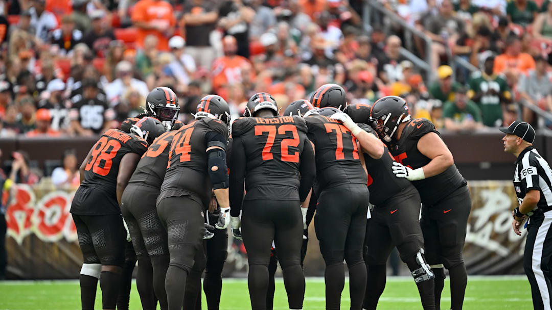 Browns huddle:Green Bay Packers v Cleveland Browns