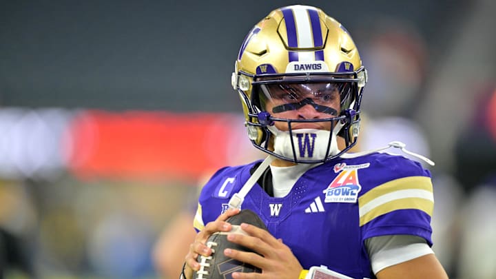 Washington quarterback Demond Williams Jr. announced on social media that he intends to transfer. Washington quarterback Demond Williams Jr. announced on social media that he intends to transfer.