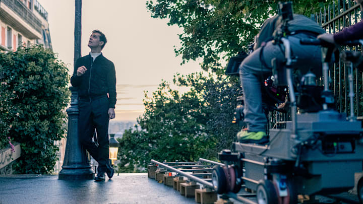 BLUE MONKEYS (L to R) PEDRO ALONSO as BERLíN in episode 01 of BLUE MONKEYS. Cr. TAMARA ARRANZ/NETFLIX © 2022