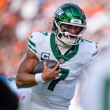 New York Jets quarterback Justin Fields (7) scrambles before running the ball in for a two point conversion in the fourth quarter of the NFL Week 8 game between the Cincinnati Bengals and the New York Jets at Paycor Stadium in downtown Cincinnati on Sunday, Oct. 26, 2025. The Bengals lost 39-38, giving the Jets their first win of the season.
