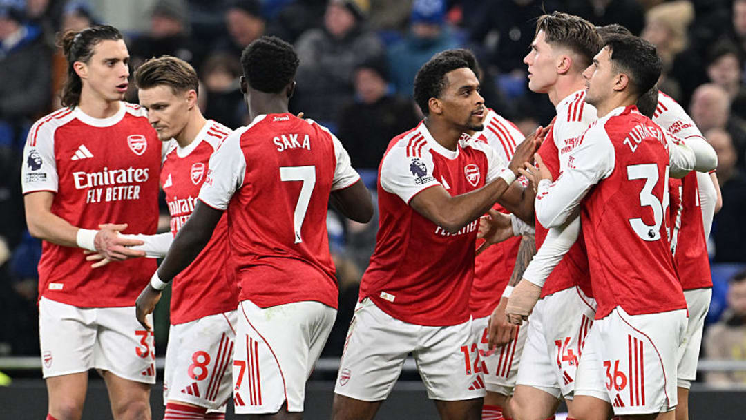 Arsenal edged past Everton to maintain their Premier League lead.