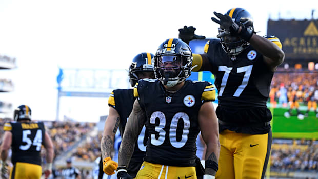 Nov 2, 2025; Pittsburgh, Pennsylvania, USA; Pittsburgh Steelers running back Jaylen Warren (30) scroes a touchdown during the Nov 2, 2025; Pittsburgh, Pennsylvania, USA; Pittsburgh Steelers running back Jaylen Warren (30) scroes a touchdown during the