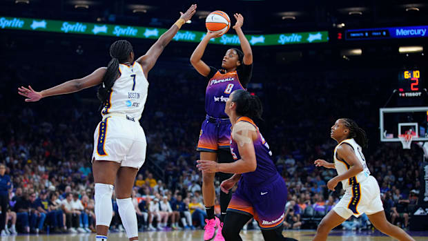 A photo of Monique Akoa Makani shooting a three