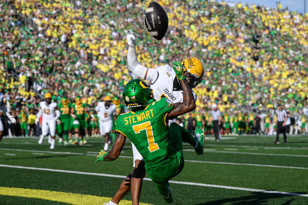 Andrew Marshall breaks up a pass to Oregon Ducks wide receiver Evan Stewart in the end zone.