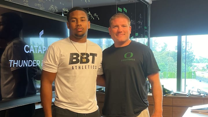 Richard Wesley poses with Oregon Ducks defensive coordinator Tosh Lupoi