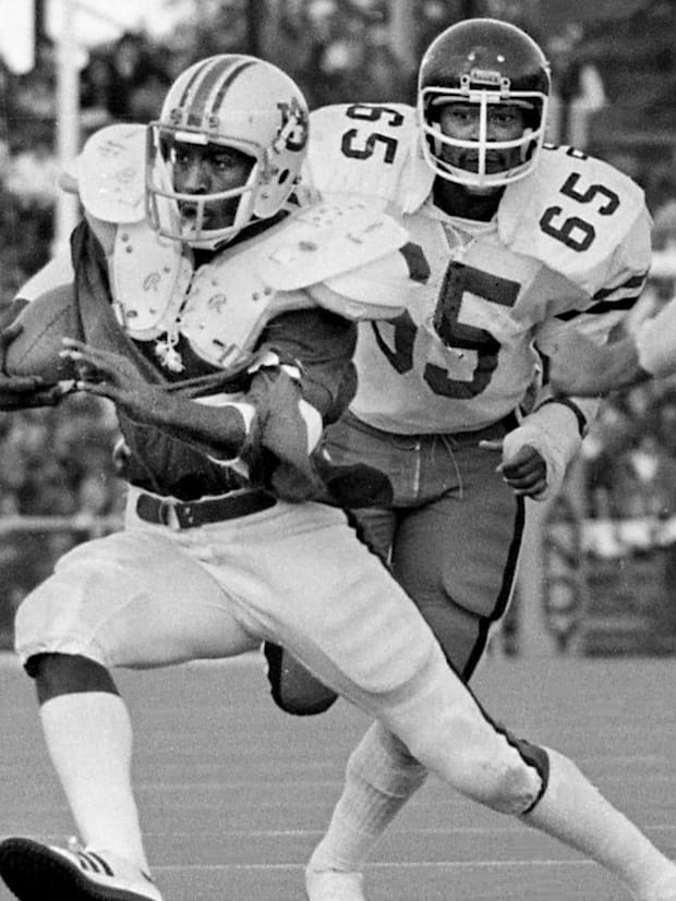 Linebacker John Pointer, as a member of Vanderbilt University is chasing Auburn tailback Joe Cribbs, who lost his jersey.
