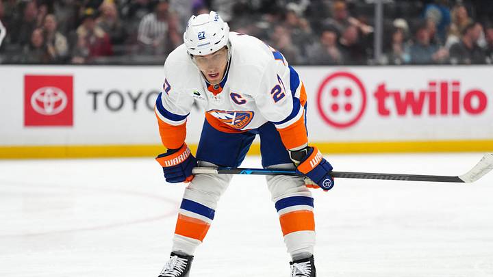 Mar 5, 2026; Los Angeles, California, USA; New York Islanders left wing Anders Lee (27) in the third period against the LA Kings at Crypto.com Arena.  