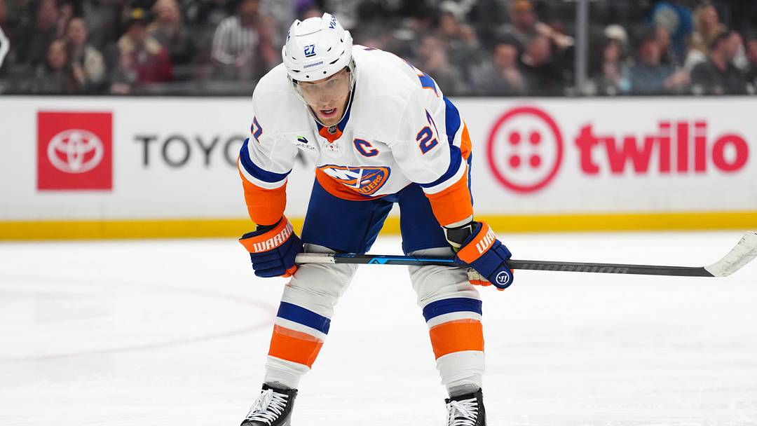 Mar 5, 2026; Los Angeles, California, USA; New York Islanders left wing Anders Lee (27) in the third period against the LA Kings at Crypto.com Arena. Mandatory Credit: Kirby Lee-Imagn Images
