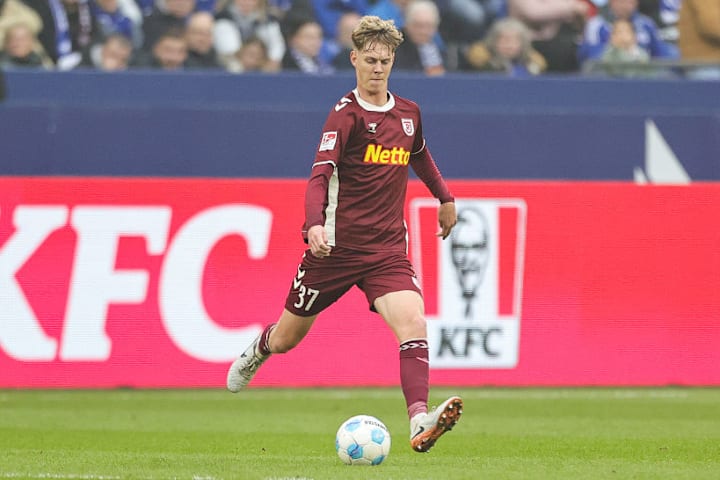 FC Schalke 04 v SSV Jahn Regensburg - Second Bundesliga