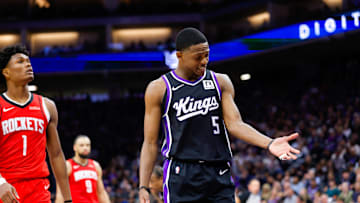 Jan 16, 2025; Sacramento, California, USA; Sacramento Kings guard De'Aaron Fox (5) shows a scratch on this arm to the Houston Rockets bench during the fourth quarter at Golden 1 Center. Mandatory Credit: Sergio Estrada-Imagn Images