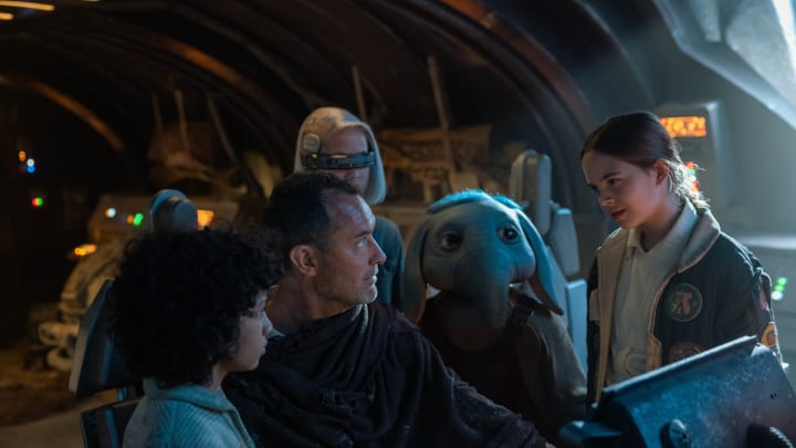 (L-R): Wim (Ravi Cabot-Conyers), Jod Na Nawood (Jude Law), KB (Kyriana Kratter), Neel (Robert Timothy Smith), and Fern (Ryan Kiera Armstrong) in Lucasfilm's STAR WARS: SKELETON CREW, exclusively on Disney+. Photo by Matt Kennedy. ©2024 Lucasfilm Ltd. & TM. All Rights Reserved.