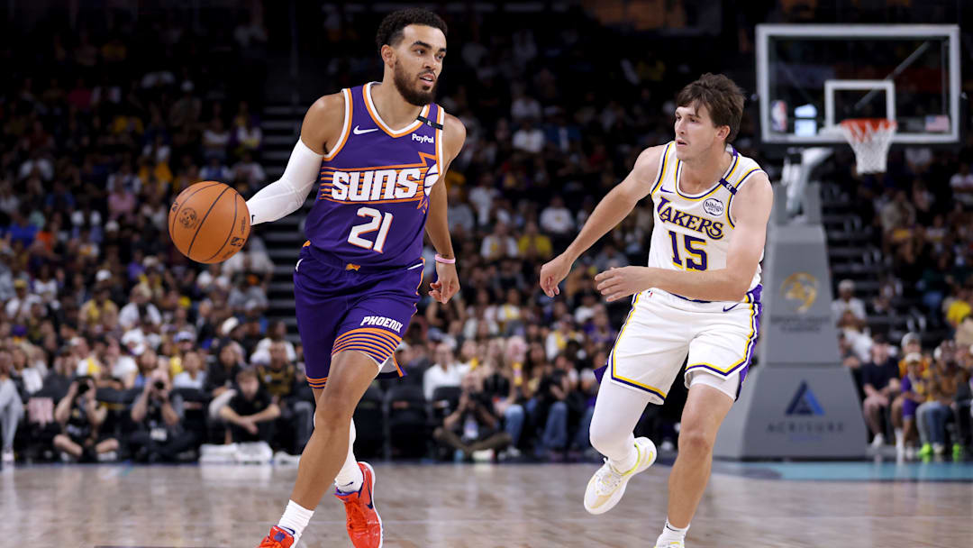 Phoenix Suns v Los Angeles Lakers