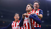 Cristián Calderón le dio la victoria a Chivas sobre Cruz Azul y mantienen la esperanza de meterse al repechaje del Clausura 2022.