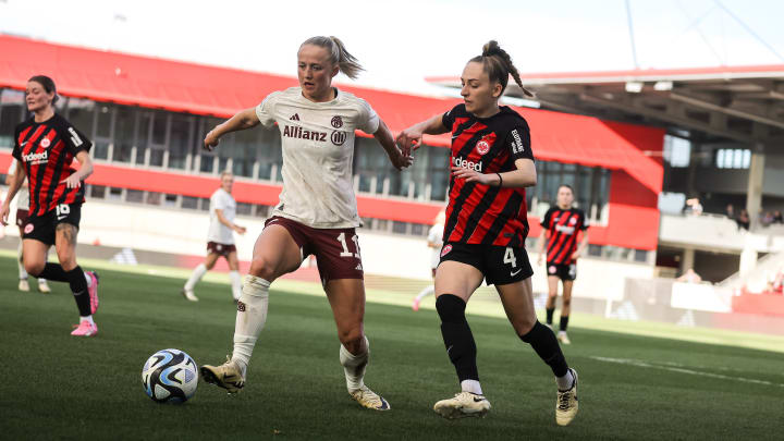 Lea Schüller (links) im Duell mit Sophia Kleinherne.